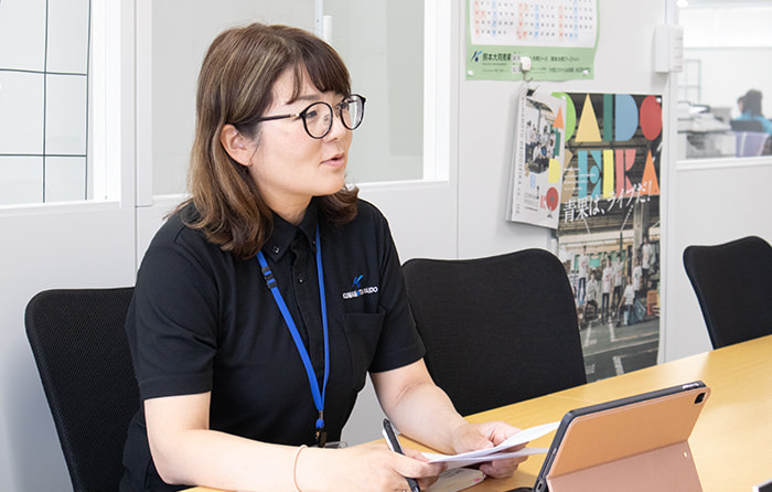 インタビューにこたえる社員さんの写真