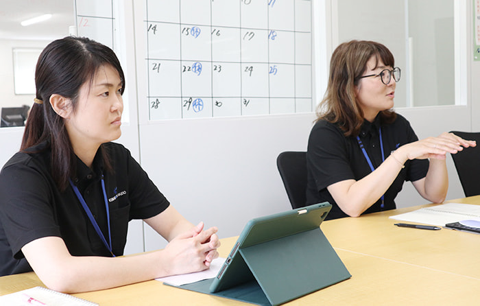 インタビューにこたえる社員さんの写真