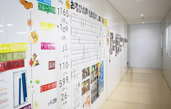 インタビューにこたえる社員さんの写真