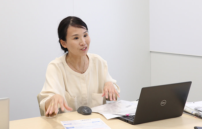 インタビューにこたえる社員さんの写真