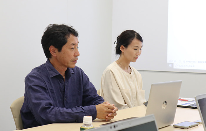 インタビューにこたえる社員さんの写真