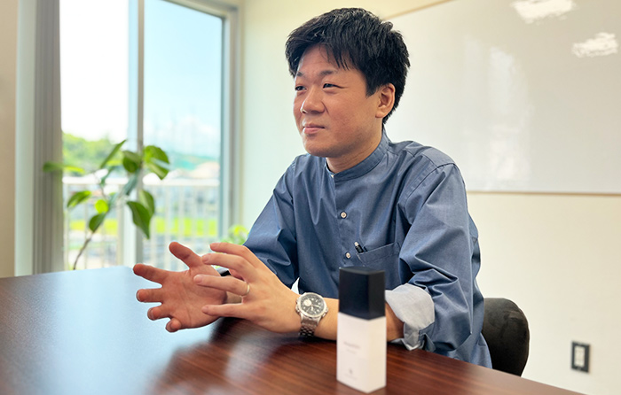 インタビューにこたえる社員さんの写真