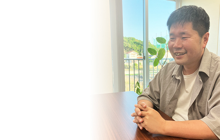 インタビューにこたえる社員さんの写真